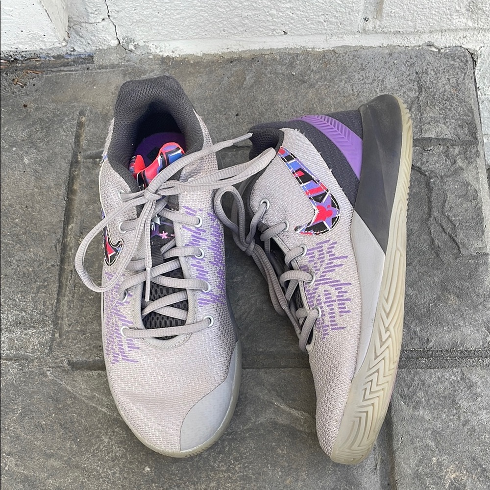 Girls Kyrie Irving Nike basketball shoes size 4
